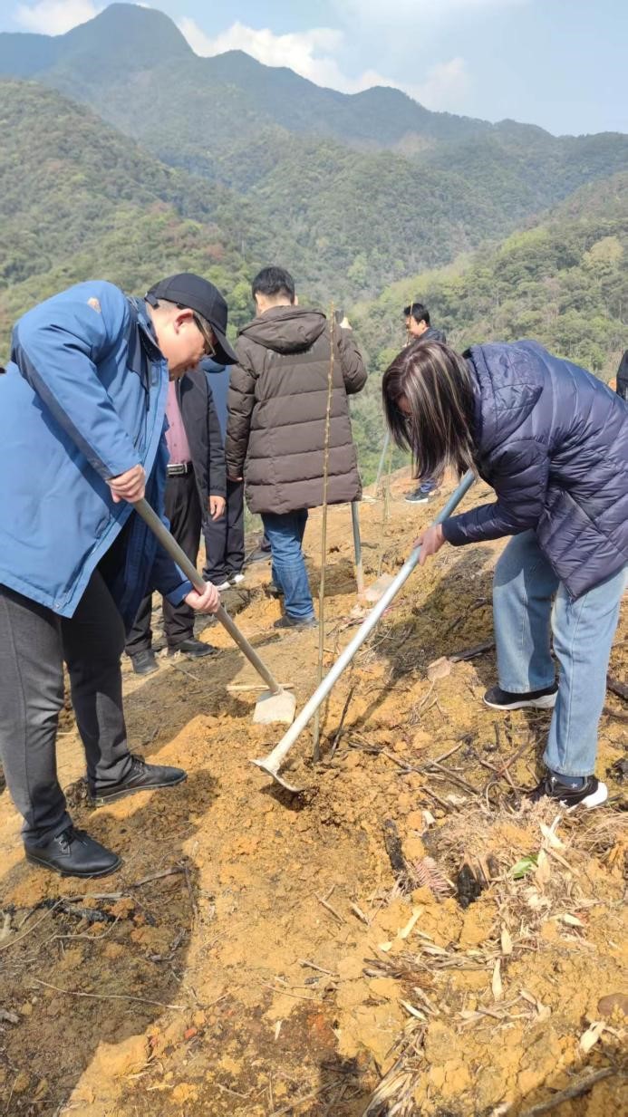 碳惠山?！ば雍糜心恪疤蓟蒎\旗”醫(yī)患共植“滬明杏林”活動